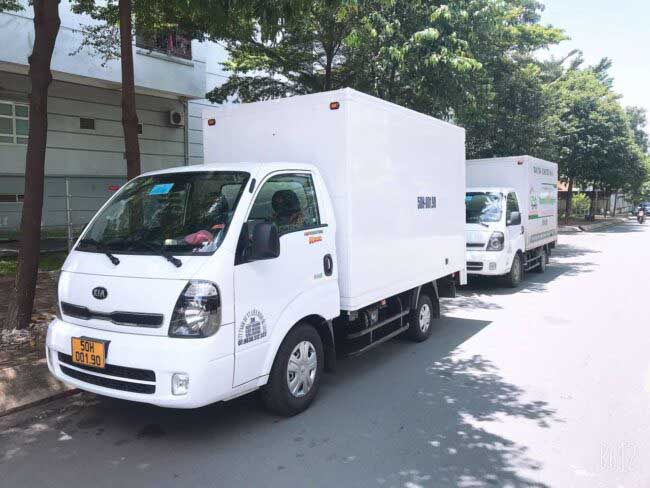 So sánh dịch vụ vận chuyển trọn gói và thuê xe tự chuyển